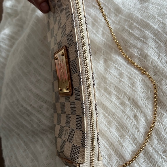 LOUIS VUITTON
Damier Azur Eva Clutch - Picture 4 of 16